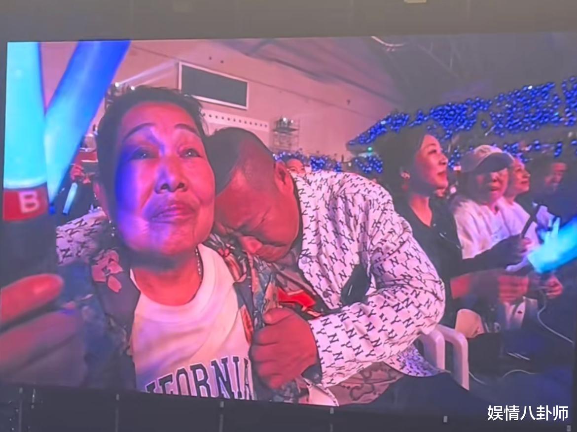 小沈阳演唱会曝大瓜!疑辟谣和赵本山决裂,一神秘嘉宾现身彻底推翻传言