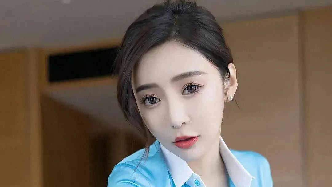 穿梭于黑丝白丝之间的诱惑：王馨瑶的秘书写真