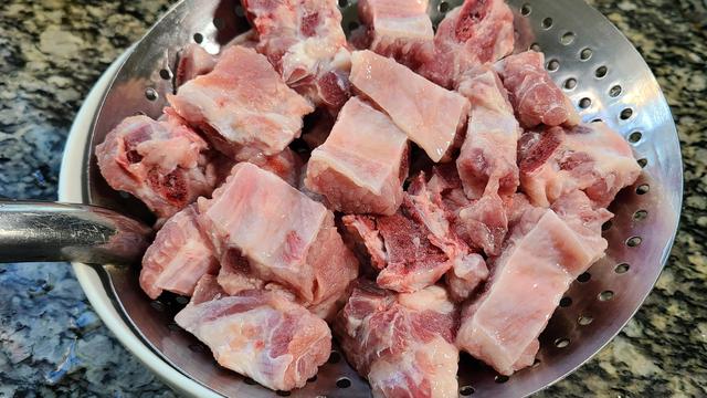 买排骨,遇到这4种排骨扭头就走,肉贩自己都不吃,白给都不要!