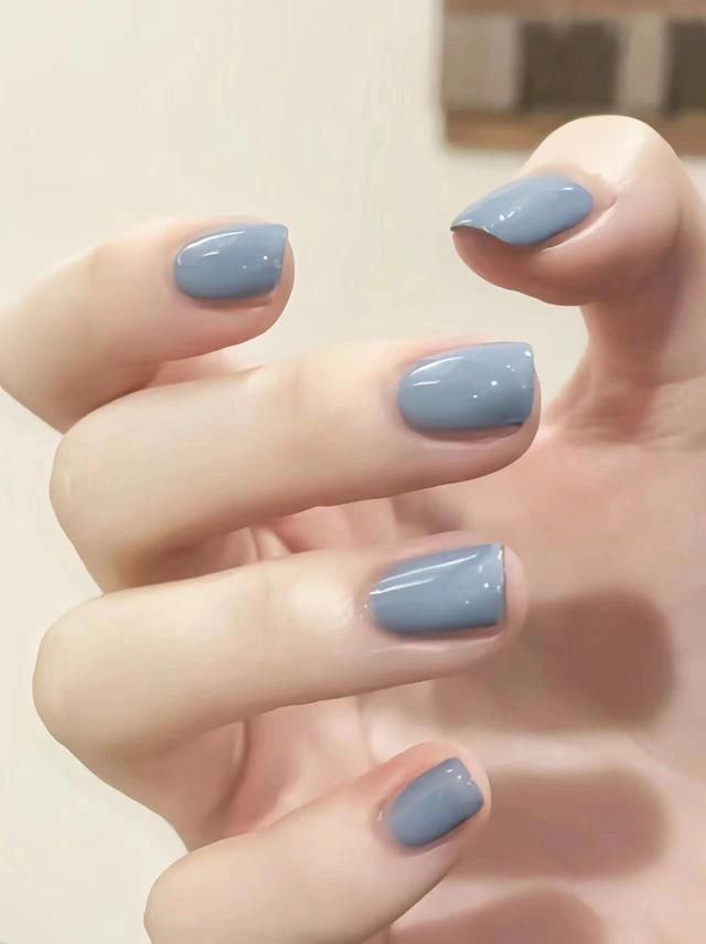 2024年最火美甲色彩：蓝色美甲，让你的指尖如天空般明朗！
