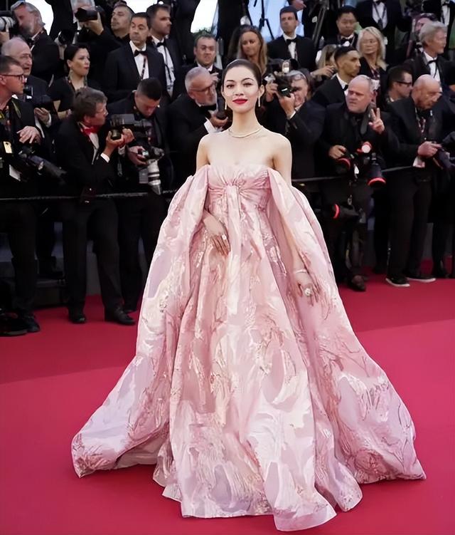 没滤镜真可怕！秦海璐满脸褶皱，林志玲尽显疲惫，袁泉生图炸裂