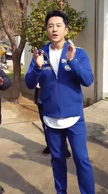 55岁毛宁近照曝光,脖子纹路深,老人相凸显,网友:像个老嫂子