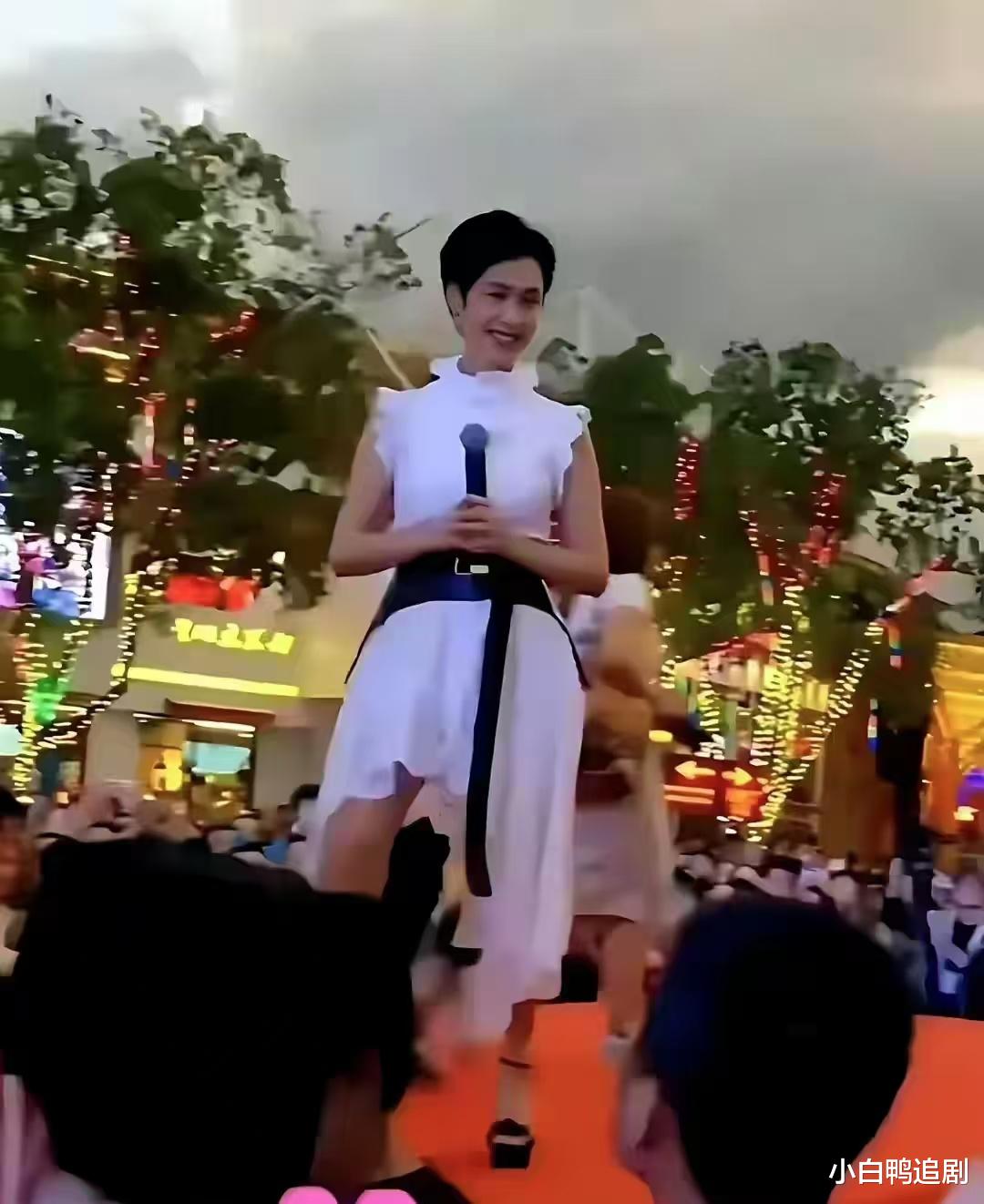 王祖贤近照曝光!脸浮肿引热议,家中摆满佛像照