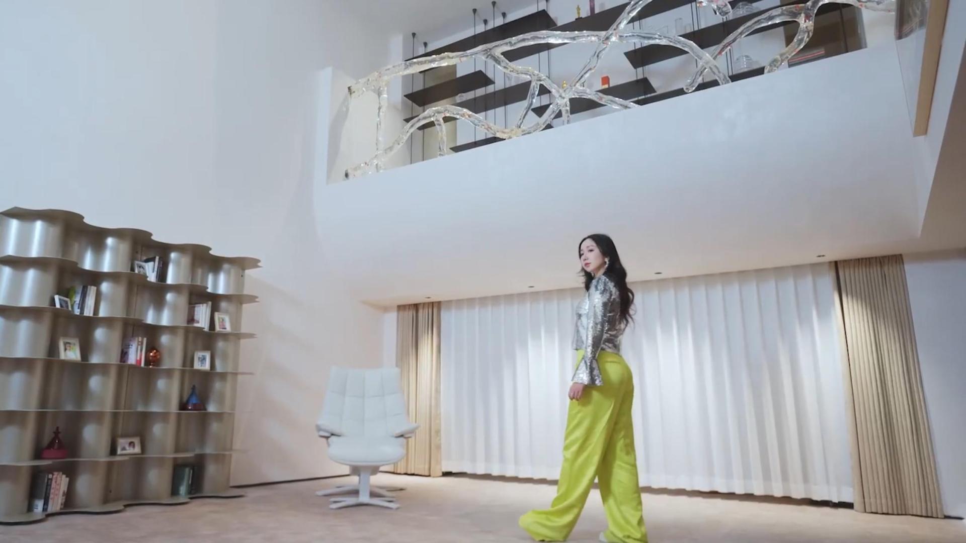 大胆开麦！刘雯和娄艺潇的家，一个比例失调，一个画风突变，都不好看