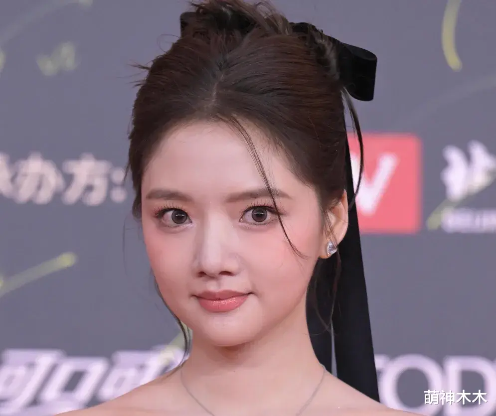 视界大会红毯生图来了！刘亦菲又胖了，关晓彤晕妆，赵露思像网红