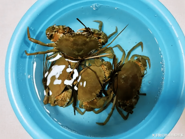 保存螃蟹时,直接放冰箱是大忌,教你1个妙招,放7天都鲜活好吃