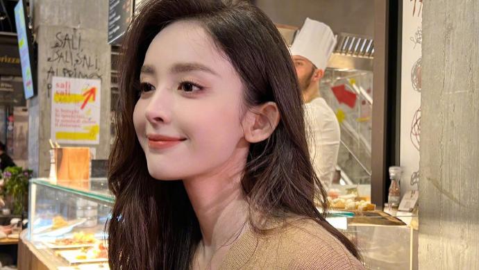 古力娜扎来炸街了！穿露腰装大秀A4腰，颜值身材超养眼