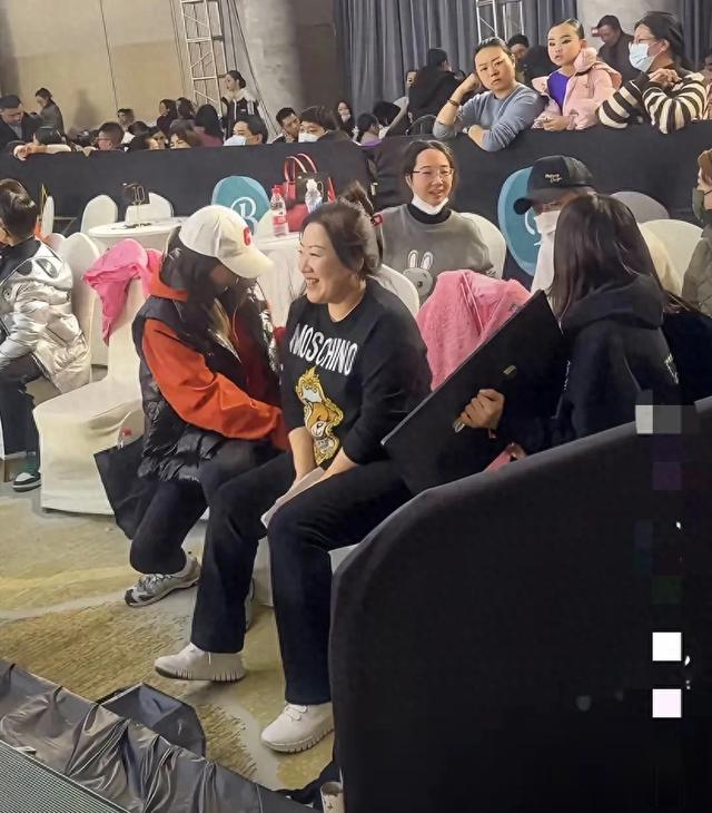 邓超孙俪夫妻两人低调参加女儿比赛 全副武装 现场热聊没有一点架子