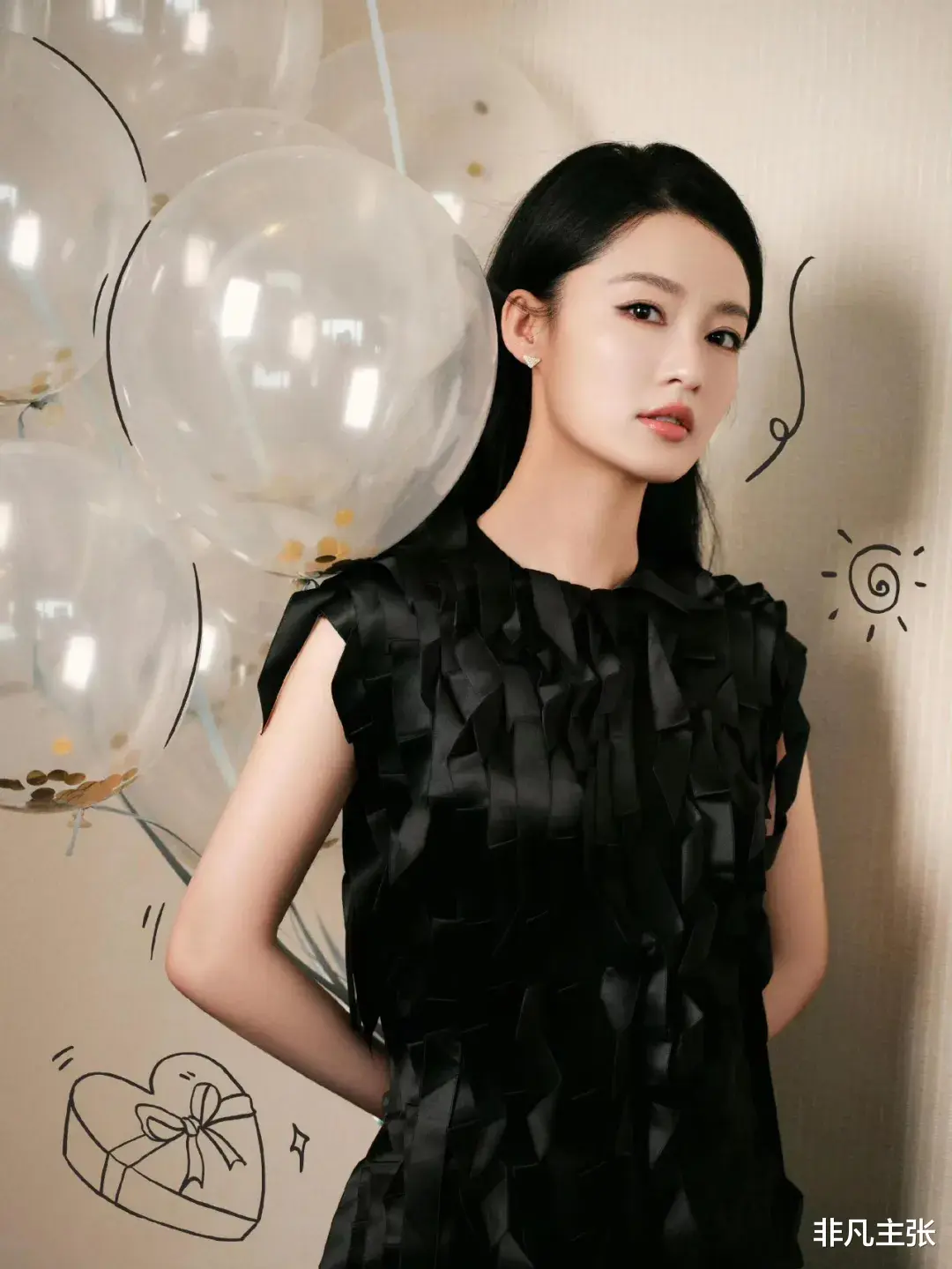 李沁真是让人大开眼界!万种风情皆在小黑裙中表达