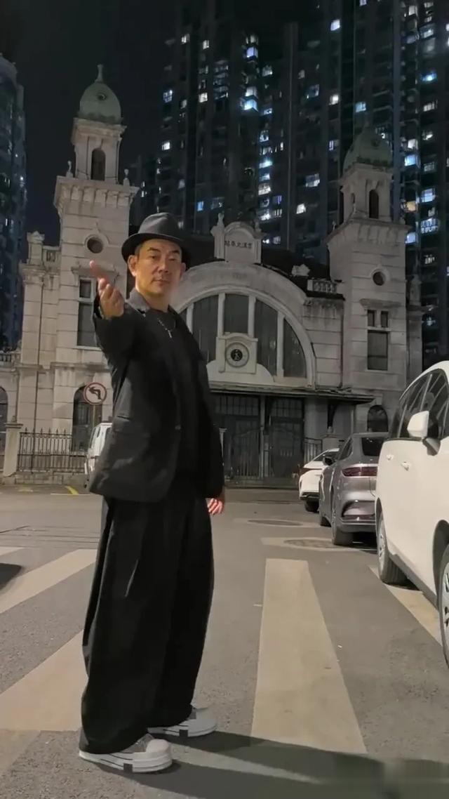 任贤齐回武汉了，在街头吃热干面好接地气，58岁西装笔挺帅气依旧