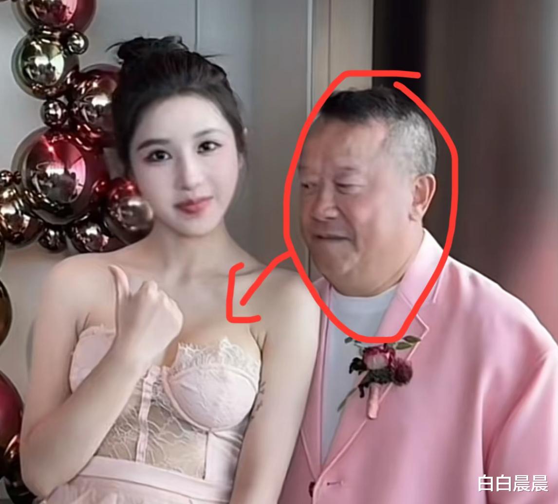 曾志伟与女网红合影惹争议！眼神扫过胸口伸舌头，紧贴肩膀邪魅笑