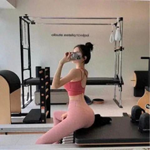 小姐姐身材发福后，曲线更妖娆了，瑜伽裤凸显好身材