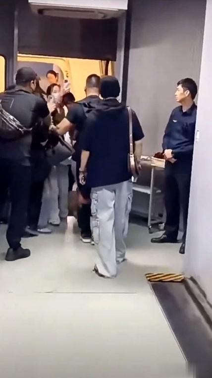 走“猫步”的臧海大人——粉丝想看 代拍想赚 最后只苦了一个肖战!