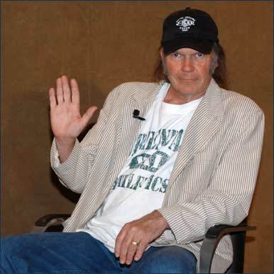 前妻说他是“疯子”，现任妻子不穿就上街，49岁坎耶到底怎么了？