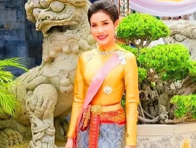 诗妮娜真怀孕去了?出宫前多张“孕照”被挖,公务时泰王全程盯梢