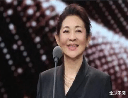 九一年春晚,倪萍手拿白纸撒下弥天大谎,下台后与领导激动相拥