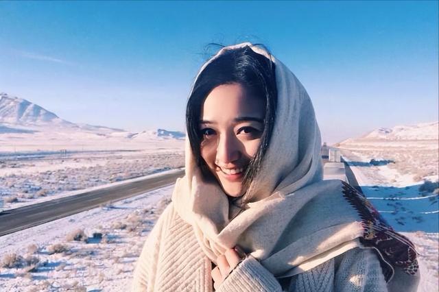 干净男演员王伟平:25岁成名,结婚40年无绯闻,如今女儿比他红