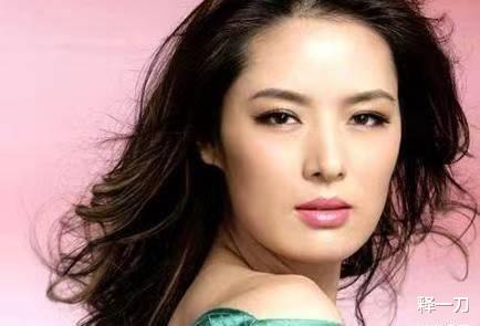 被称为“中国第一美女”，身价亿位却独爱种田，现在49岁隐居