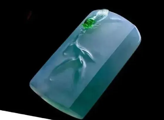 品质一般的翡翠片料，雕刻后完全不一样了