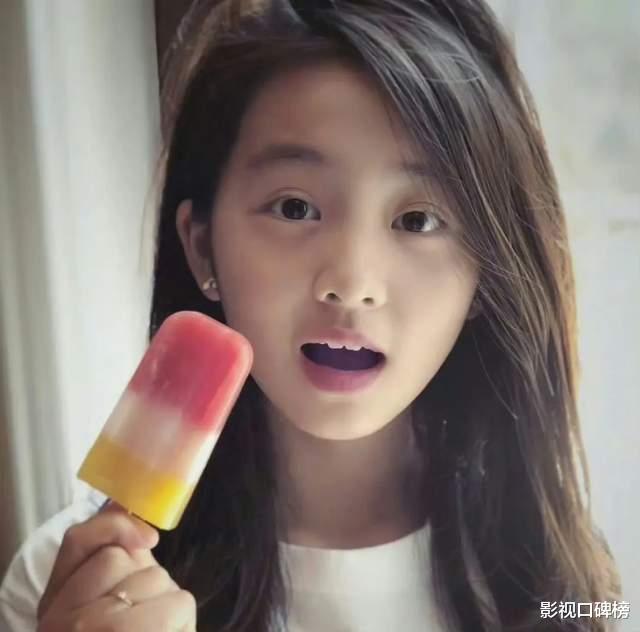 被惊艳到了?黄多多新造型大秀美腿,热搜圣体不是没有原因的