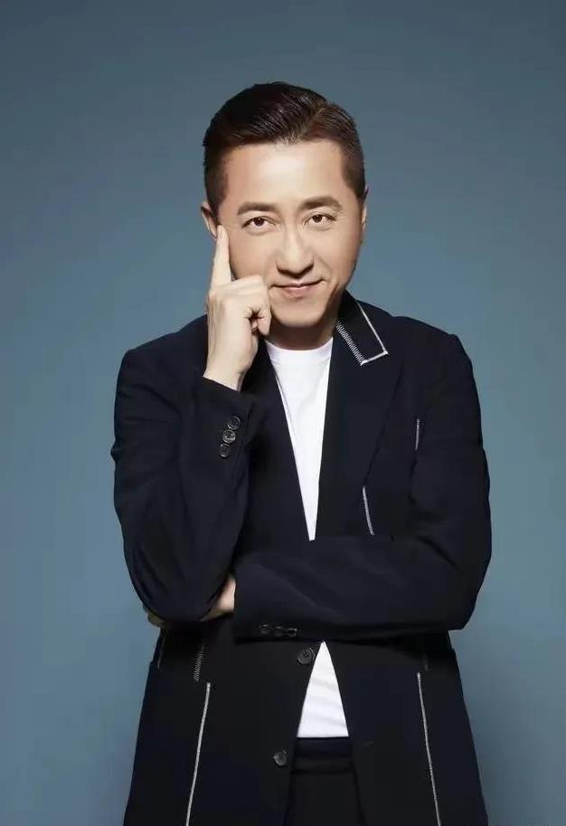 63岁“哈林”庾澄庆罕见晒妻子合照，妻婚后育二孩，越来越美丽