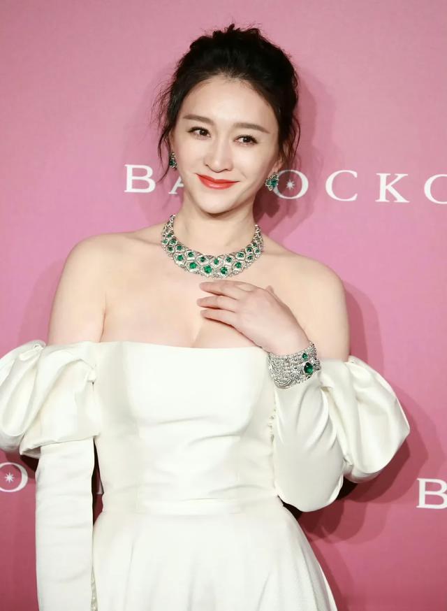 大年初四，李小冉深夜和网友对骂，内涵刘晓庆官司多，又开撕了