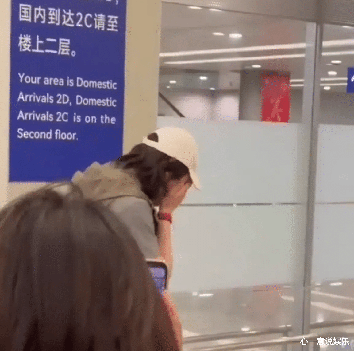 向佐机场被粉丝夸帅气，害羞捂脸表情好可爱，他这次真的火出圈了