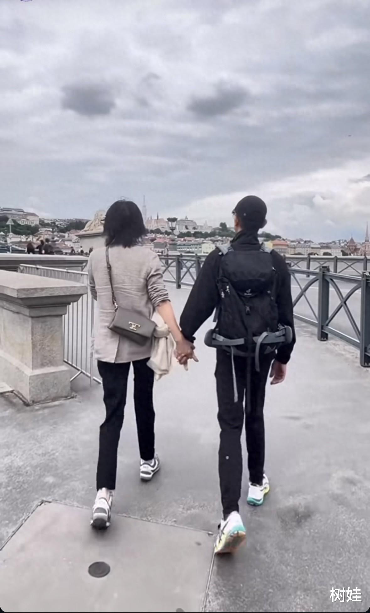 刘嘉玲闺蜜为梁朝伟庆生,两人贴脸合照,梁朝伟两鬓花白笑容腼腆