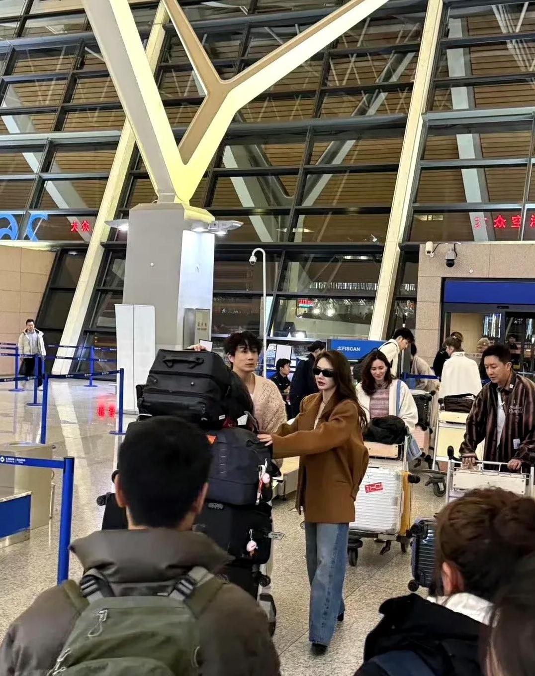 《妻子的浪漫旅行7》开拍啦!戚薇家果然不一样,董力老婆也太…