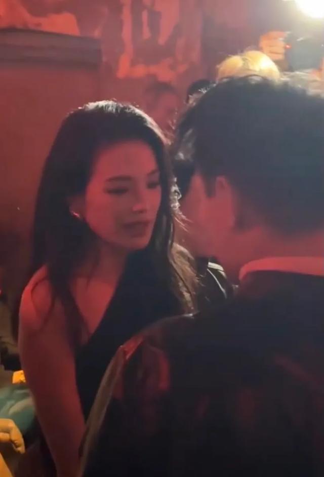 郭晶晶烫了卷发看秀,舒淇穿红色尖头鞋很娇俏,杨紫琼也来看秀!