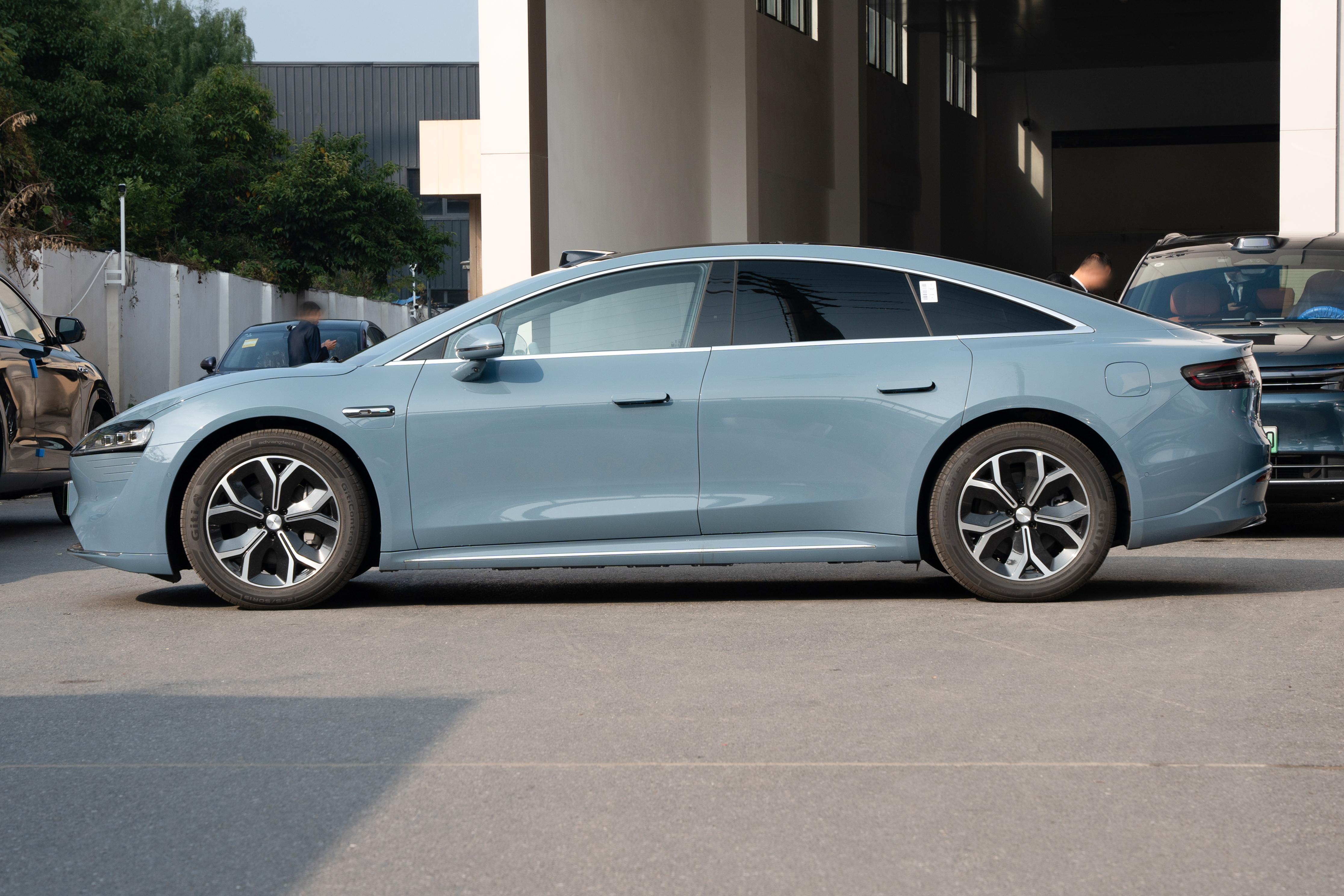 智界S7降价2万，标配800V平台，对比特斯拉Model 3，谁更值得买？