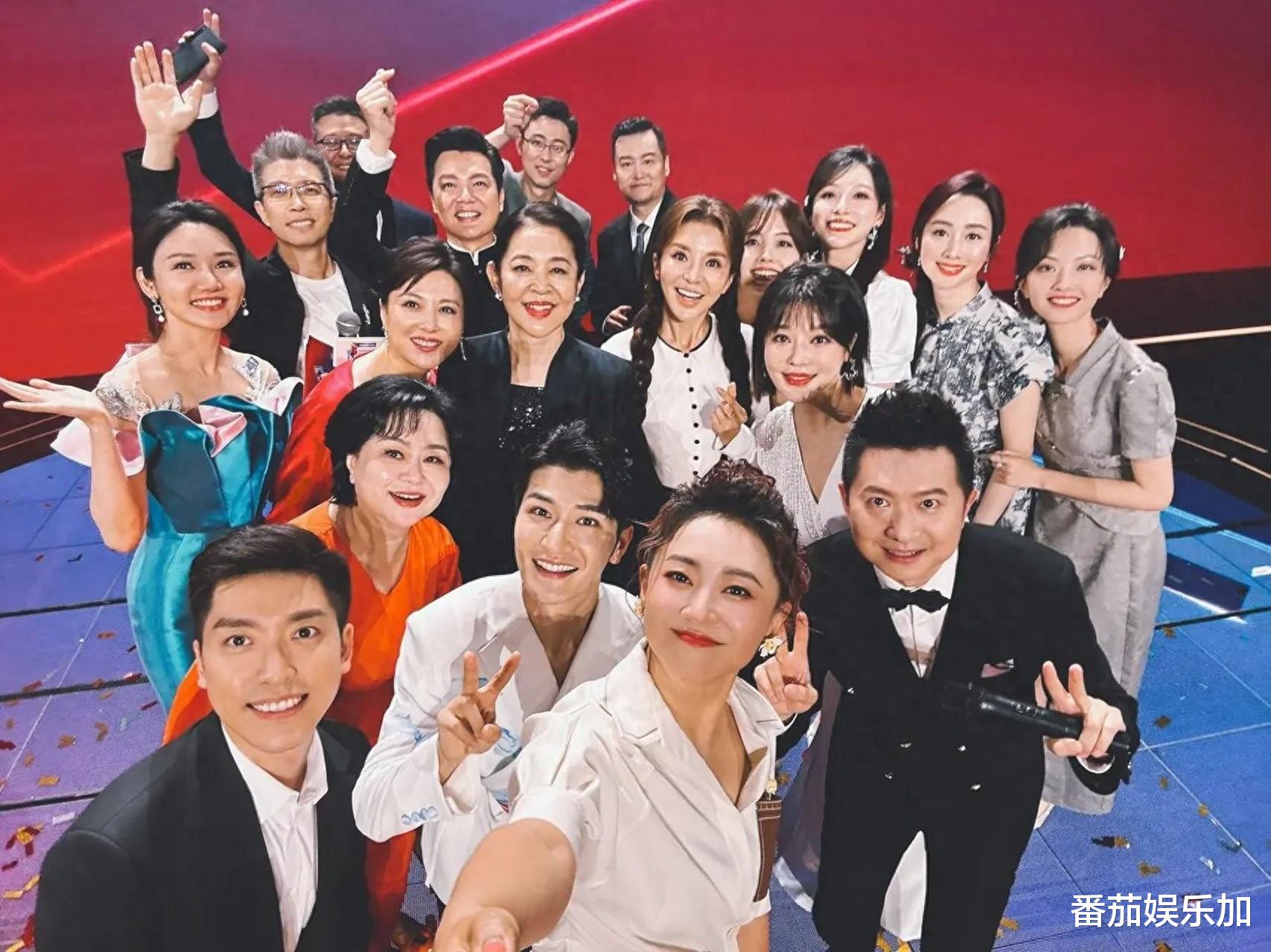 这一次，娱乐圈顶级大瓜，在“央视新闻突发意外换主播”中曝光