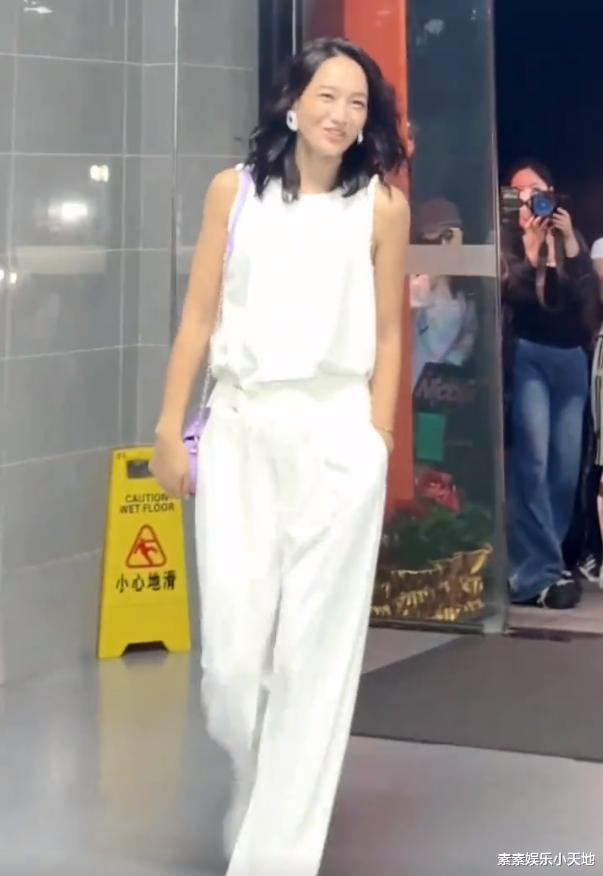 朱丹现如今状态松弛明媚!美得毫不费力,笑容感染力也超强