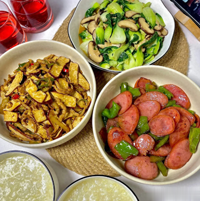 湖北女子晒离婚后和儿子的晚餐,家里伙食大变样,网友:过于真实