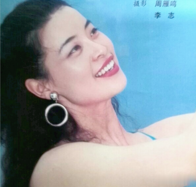 身为“老戏骨”却定居日本，64岁风韵犹存，儿子母语是“日语”