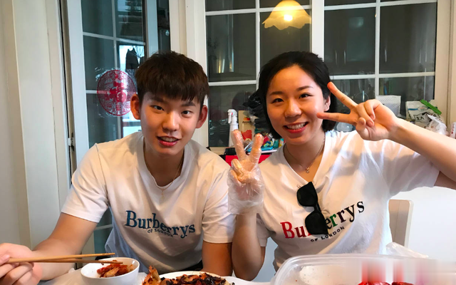 黄雅琼晒阿那亚情侣大片浓情蜜意好般配刘雨辰妈妈罕见出镜