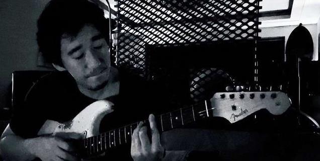 42岁张默独居泰国,生活奢靡与音乐为伴,外网常发黑白照与众不同