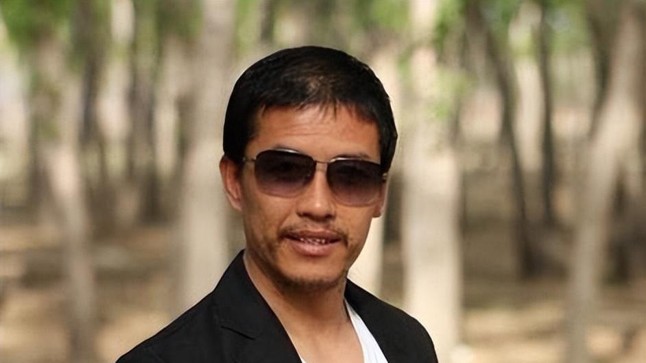 17年前，被赵本山抛弃的徒弟关小平，现在开酒厂，住500万豪宅