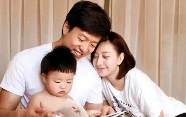 凌潇肃超市购物，憔悴水肿头发炸毛，网友形容像洪世贤流落街头