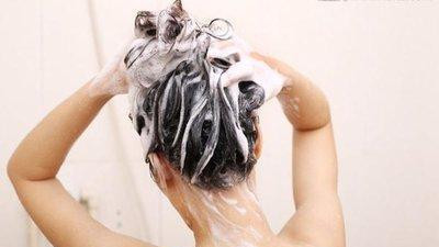 头发刚打湿就用洗发水？难怪天天洗还油腻，教你洗头的正确方式