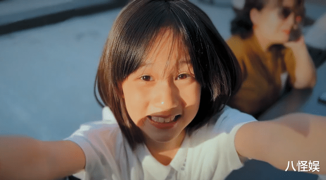 黄磊一家为儿子庆生，俩女儿太出众，弟弟活在姐姐光环下成小透明