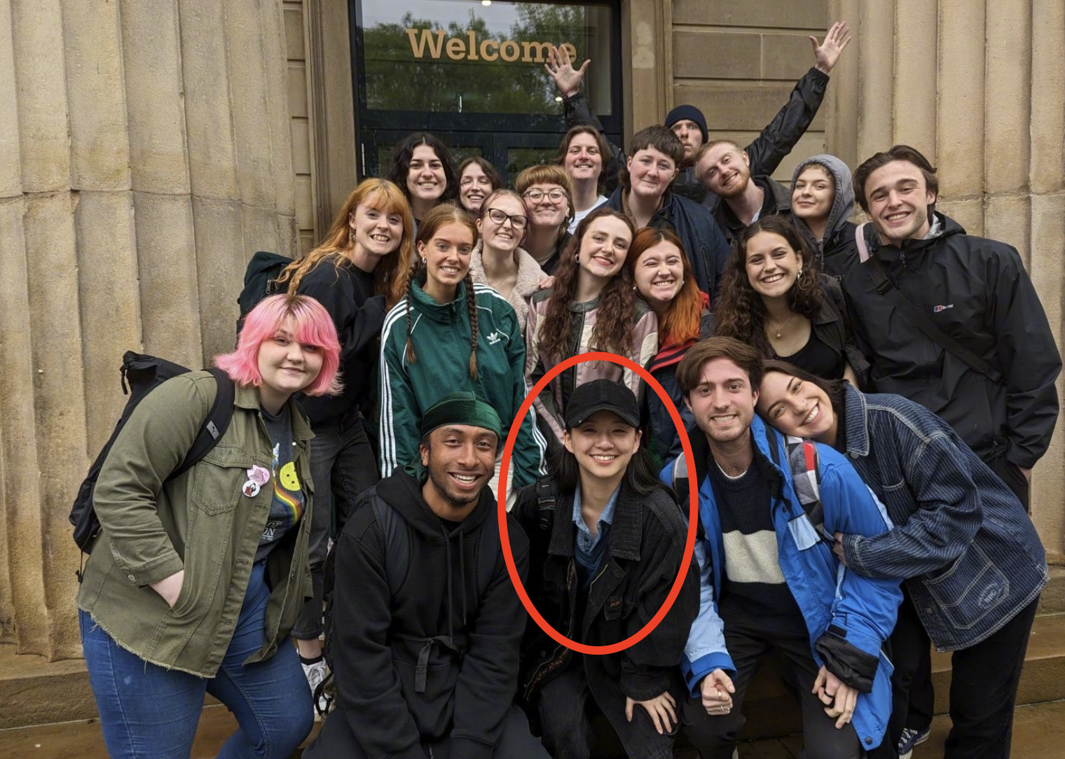 25岁小彩旗晒英国留学毕业照，脸颊圆润似中年人，爸爸弟弟罕见出镜