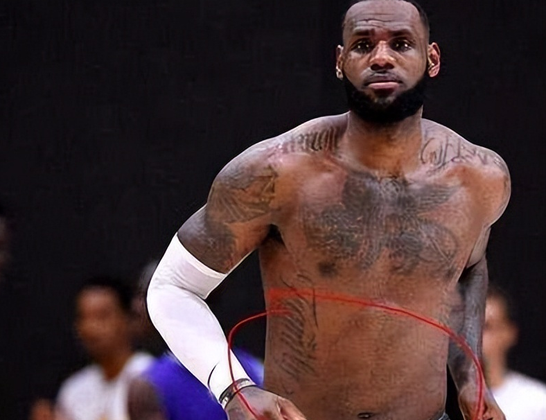 詹姆斯浑身肌肉堪称非人类，为何却几乎看不到胸肌和腹肌？