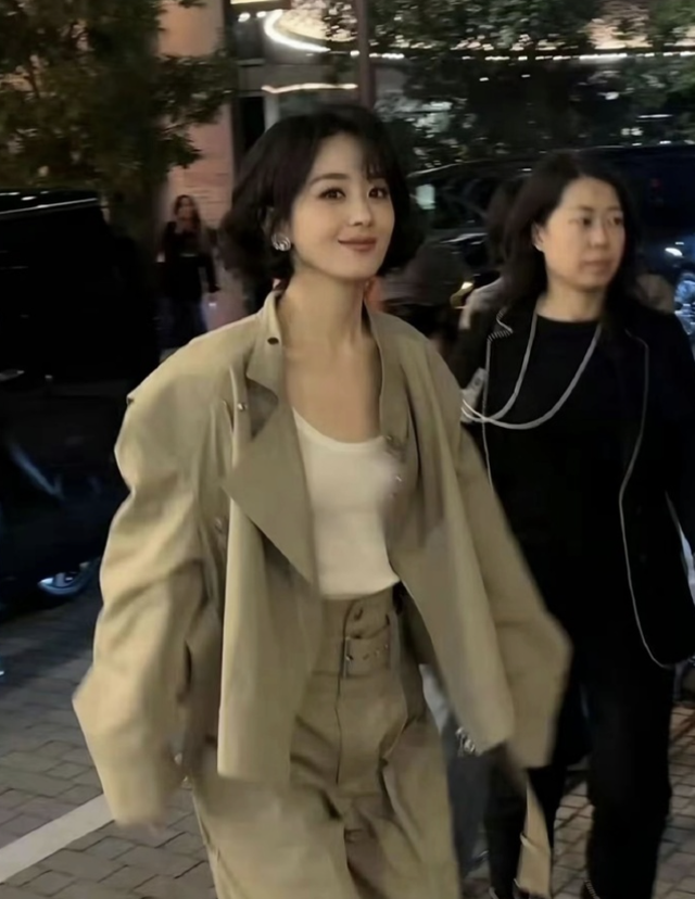 赵丽颖短发造型美出新高度！两套便服闪耀东京，却因坐姿被刁难