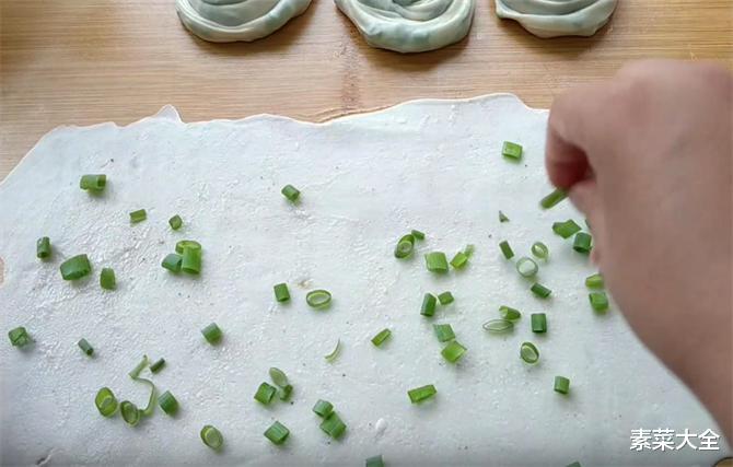 吊炉葱花饼,外面卖3元一个排队买,葱香十足,一锅烙8个不够吃