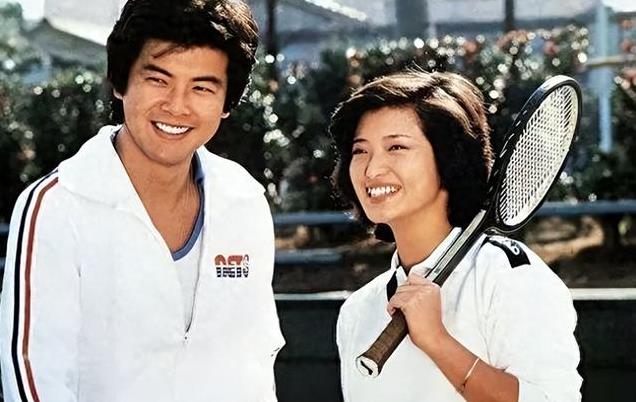 65岁山口百惠近况曝光!罗圈腿弯腰驼背,相比四十年前,变化太大