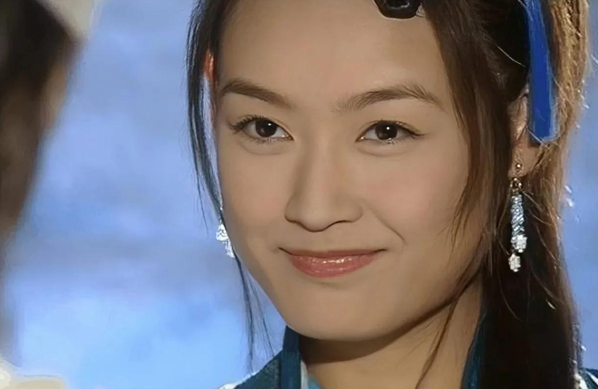 当年看《倚天屠龙记》就觉得她好美，奈何70后美人太多，她没红起来
