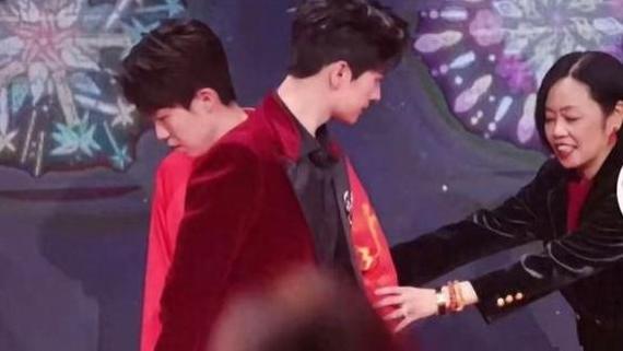 看被推的王楚钦，才懂央妈亲自下场撑腰的真相，何炅张继科说对了