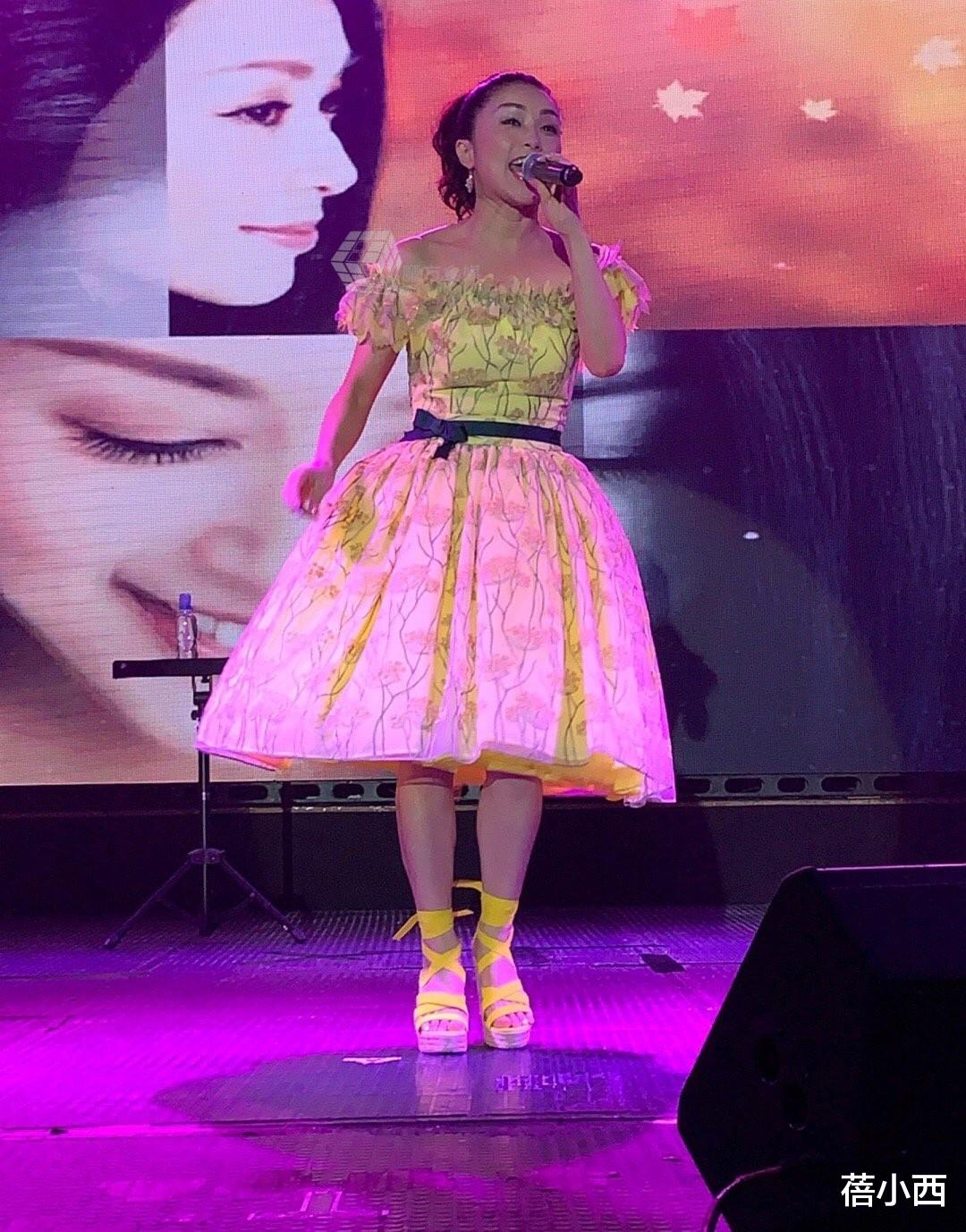 53岁酒井法子又杀回来,穿蓬蓬裙扎马尾辫好年轻,完全没有大妈味