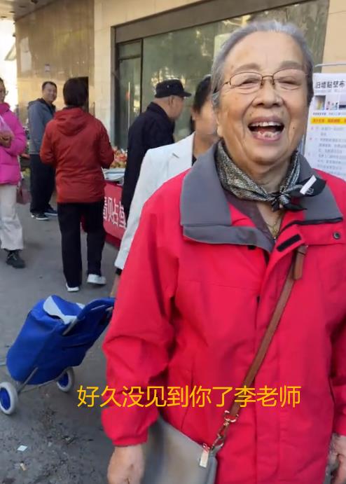 88岁李明启现身菜市场,头发全白走路摇晃,与商贩合影大金链抢眼
